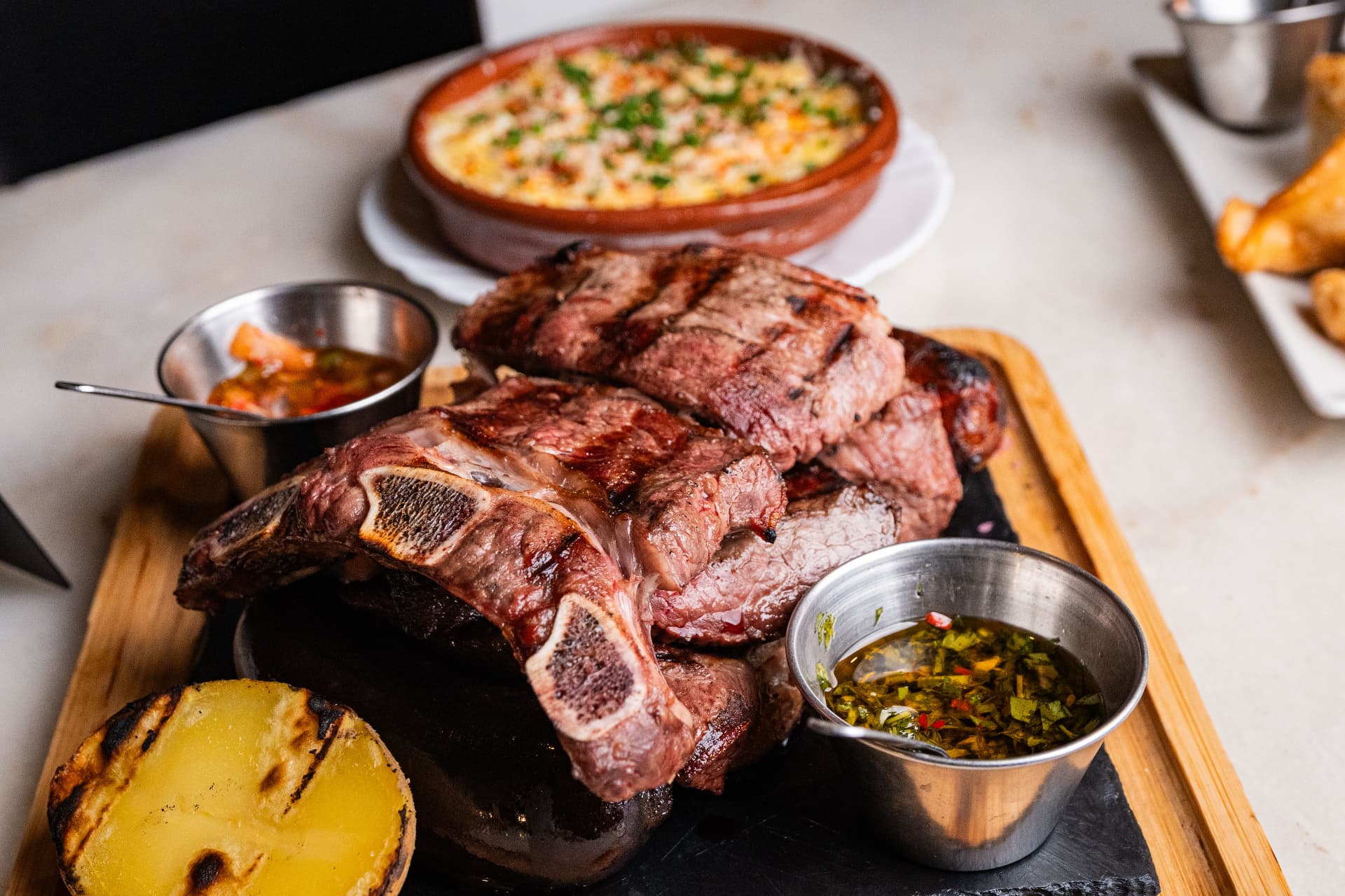 Tabla de carne argentina con chimichurri