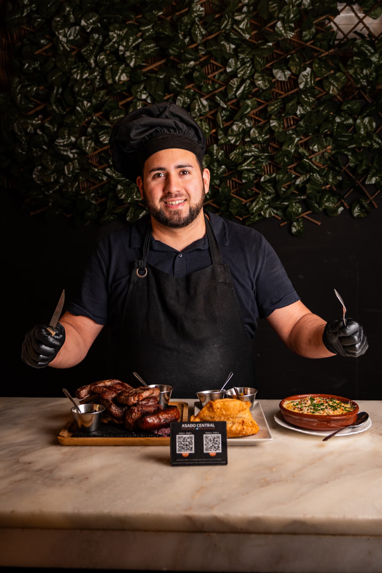 Parrillero de Asado Central con platos recién preparados