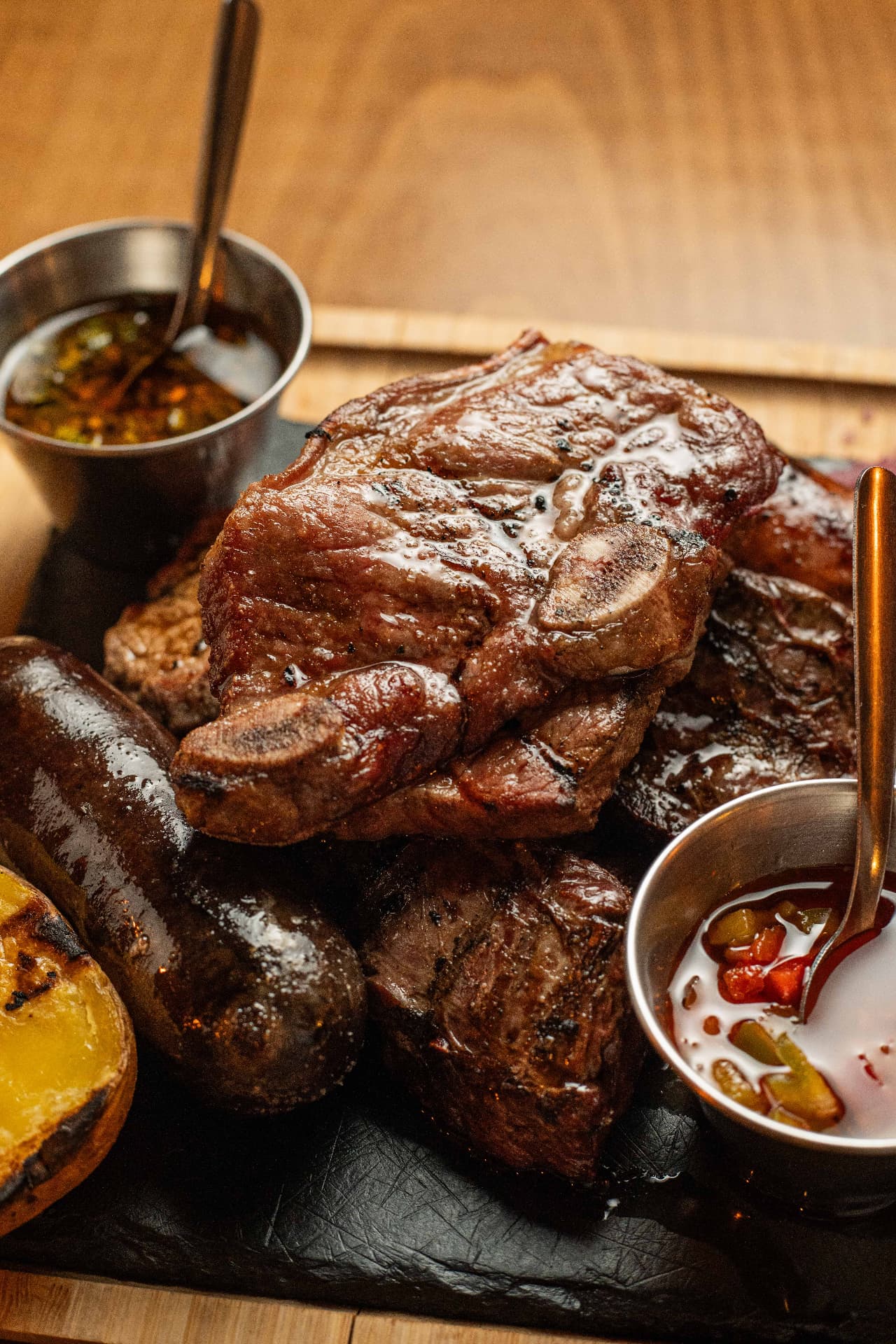 Corte argentino servido con chimichurri en Asado Central