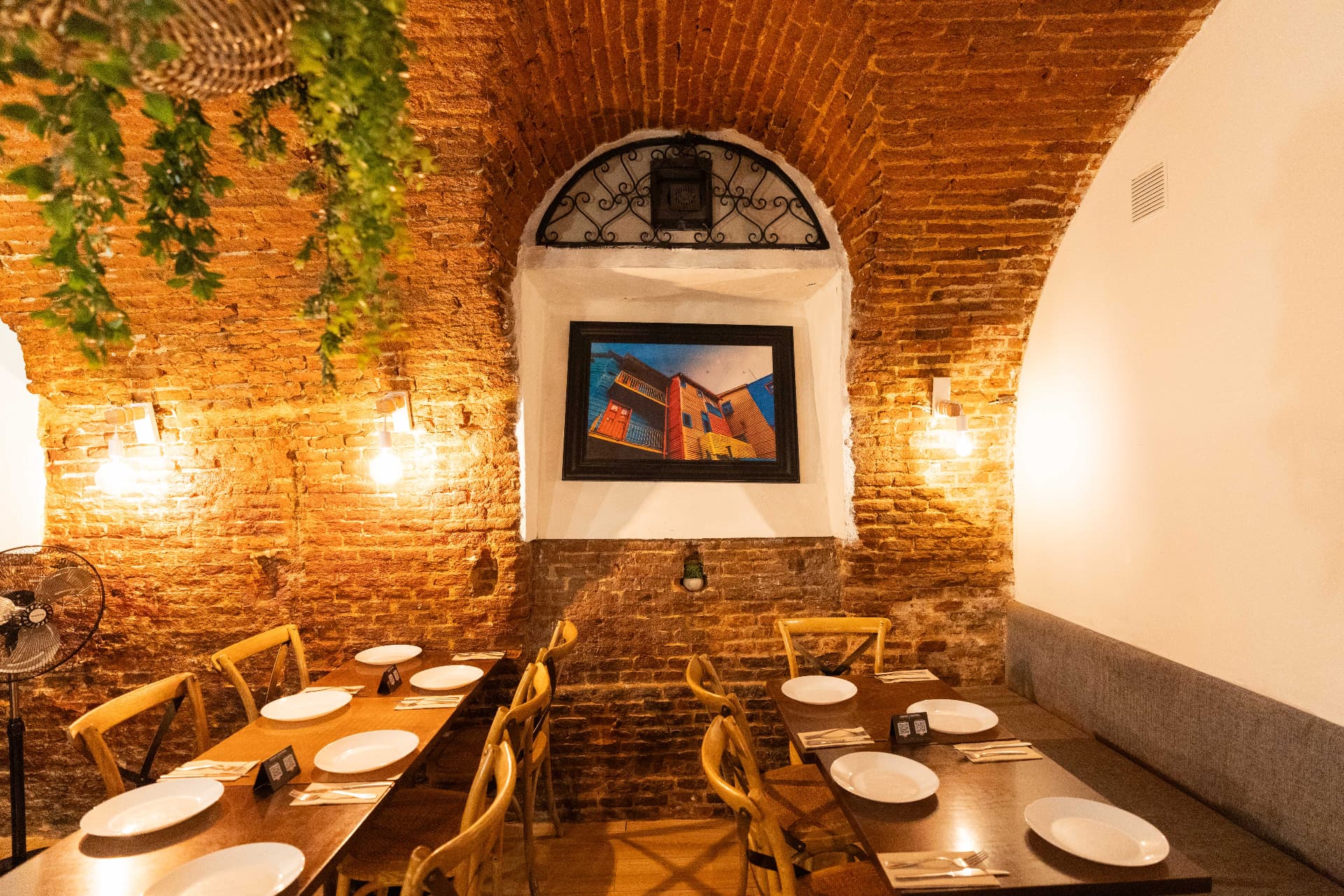 Salón de Asado Central bajo bóvedas de ladrillo